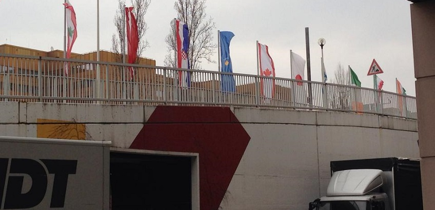 Fal Elektrostubllës valvitet Flamuri Kosovës në Frankfurt.